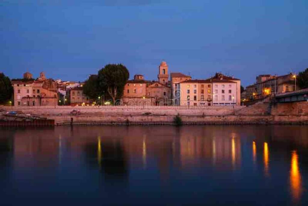 Appartement A Pied Du Centre Avec Place De Parking Arles Exterior foto